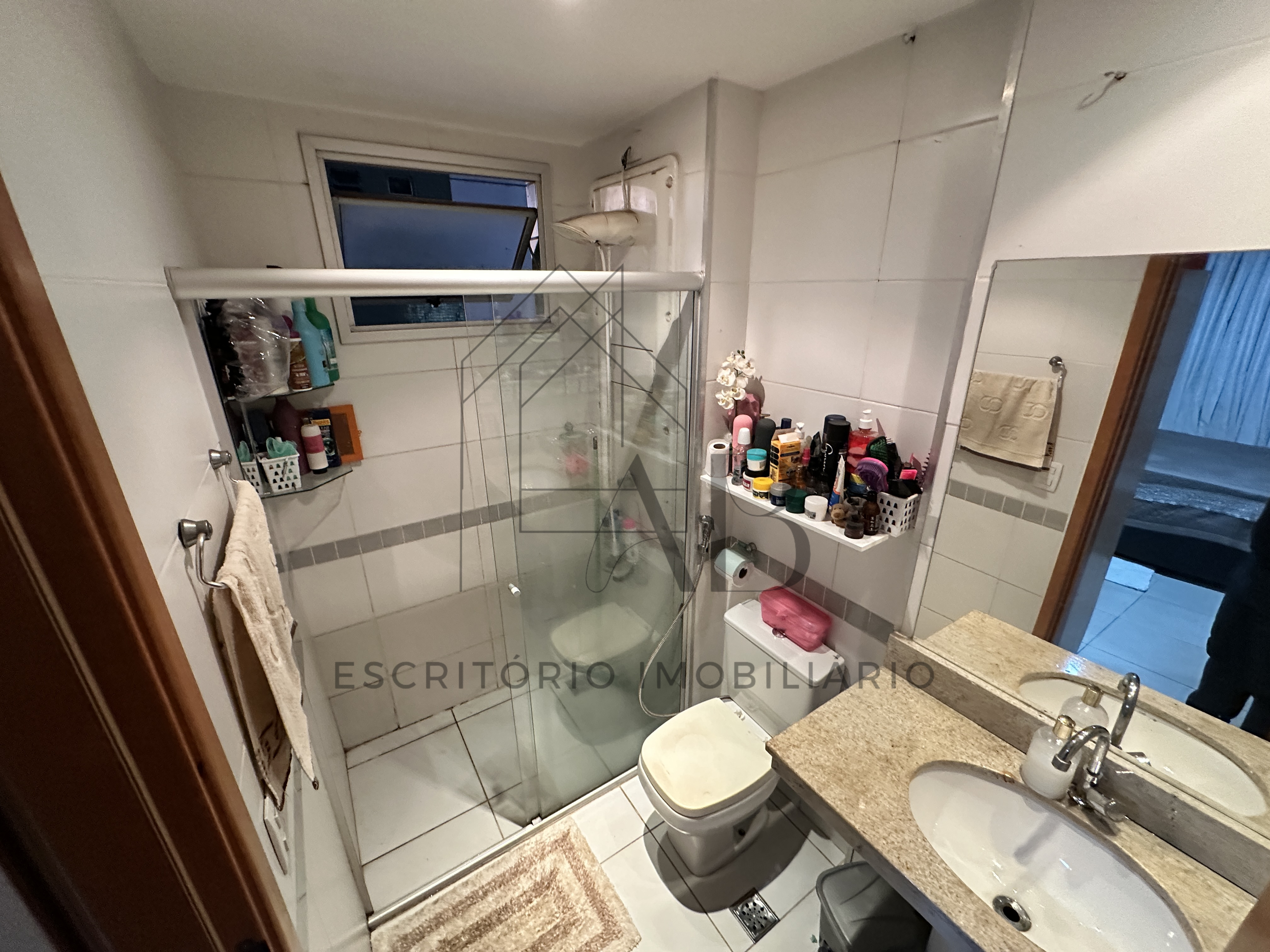 Sala integrada à cozinha americana no Boulevard das Acácias